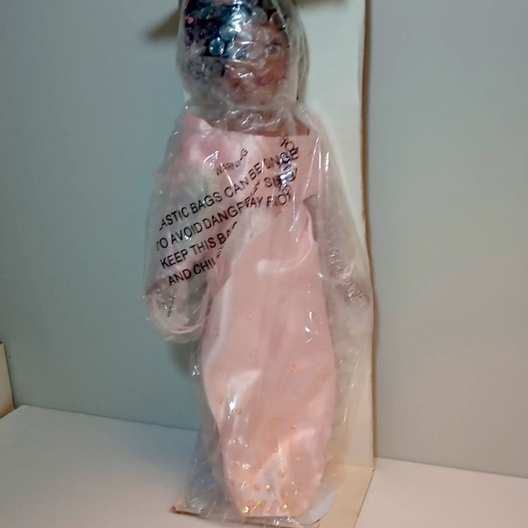 Collectible porcelain doll - Picture 2 of 11